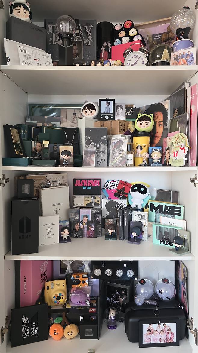 벤야다 박(Benyada Park)씨가 모은 굿즈가 진열돼 있다. BTS 멤버들의 피규어, 포토카드, BTS 응원봉 '아미밤' 등이 있다./독자 제공