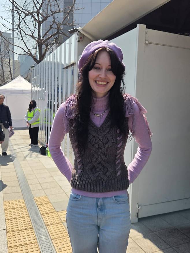 21일 광화문 광장에서 열리는 BTS 콘서트를 보러 온 독일 출신 유학생 헬렌 슈만(26)씨가 포즈를 취하고 있다. 헬렌씨는 BTS 콘서트를 위해 연보라색 베레모를 준비했다./이민경 기자