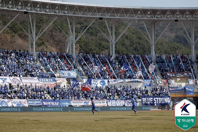 21일 김해종합운동장 원정석을 가득 채운 수원 삼성 팬들. /프로축구연맹
