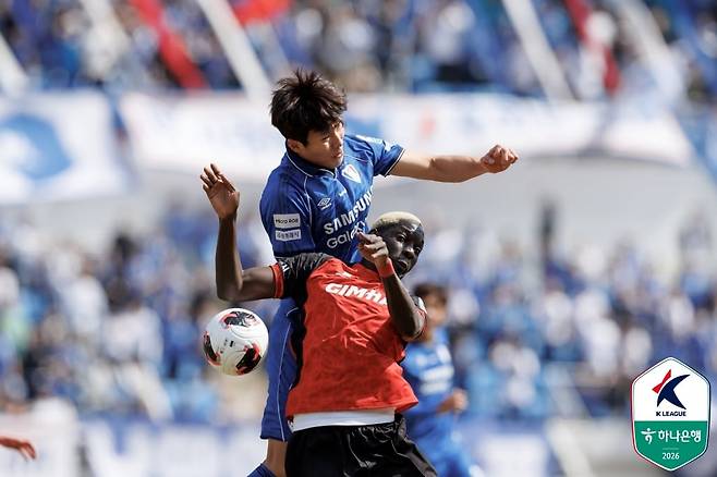 수원 삼성 송주훈(위)과 김해FC 마이사 폴이 공중볼 경합을 벌이고 있다. /프로축구연맹