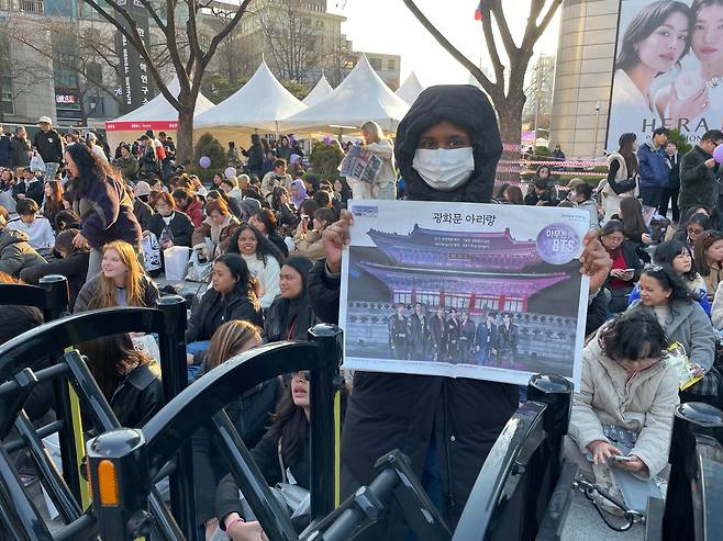 BTS 컴백 콘서트를 3시간 앞두고 신문지와 담요 등을 깔고 앉아 자리를 차지한 팬들로 빼곡한 동화 면세점 앞의 모습. 이들은 티켓을 구하지 못한 팬들로, 그래도 최대한 가까이서 공연을 즐기기 위해 바리케이드 앞에 바짝 밀집해 있었다. C존 앞쪽에 위치한 대형 스크린에 BTS 영상이 나올 때 마다 일제히 휴대폰을 꺼내 들어 사진과 영상을 찍기도 했다. /김민혁 기자