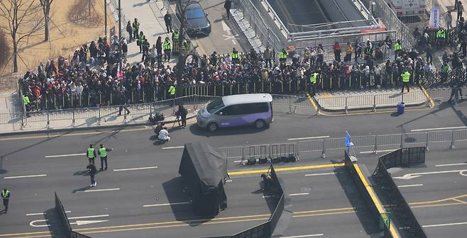 BTS 컴백 공연 당일인 21일 서울 광화문광장에서 BTS 팬들이 공연 시작을 기다리고 있다. /연합뉴스