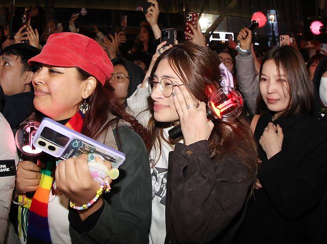 아미(BTS 팬덤)가 21일 서울 광화문광장 일대에서 방탄소년단(BTS) 컴백 기념 공연인 'BTS 컴백 라이브: 아리랑' 공연을 관람 중 눈물을 닦고 있다. /뉴스1