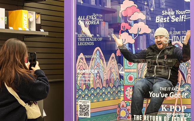 캐나다에서 온 방탄소년단(BTS) 팬들이 19일 서울 중구 명동의 한 매장에서 BTS 컴백 공연을 이틀 앞두고 기념 촬영을 하고 있다. 이한결 기자 always@donga.com