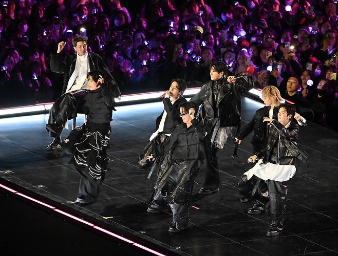 그룹 방탄소년단(BTS)이 21일 서울 광화문 광장에서 무료 복귀 공연?‘BTS?컴백 라이브: 아리랑’(BTS?THE?COMEBACK?LIVE?|?ARIRANG)을 펼쳐졌다. BTS의 RM, 진, 슈가, 제이홉, 지민, 뷔, 정국이 공연을 펼치고 있다. 사진공동취재단
