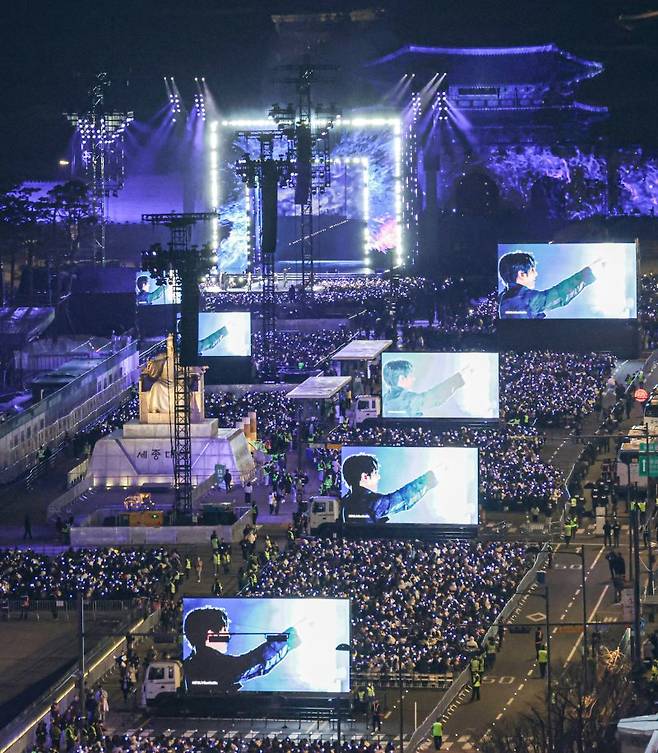 방탄소년단(BTS)이 21일 서울 종로구 광화문광장에서 컴백을 기념해 'BTS 컴백 라이브 : 아리랑' 공연을 선보이고 있다. 사진공동취재단