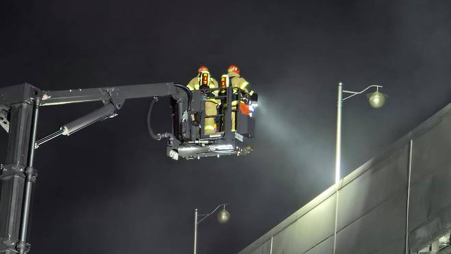 20일 대전 대덕구 자동차 부품 제조공장 화재 현장에서 소방당국이 다량의 물을 뿌리며 건물 온도를 낮추고 있다. 신진호 기자