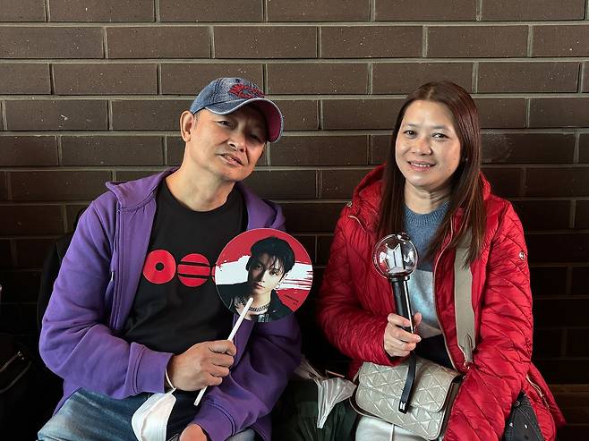 필리핀인 부부 랠리사(53·오른쪽)와 레벤토어(52)가 BTS 공연을 보기 위해 한국을 찾았다. 곽주영 기자