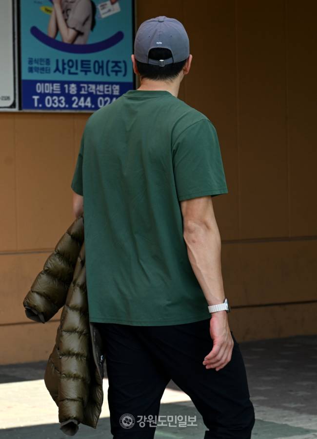 ▲ 패딩과 반팔이 공존하는 날씨.