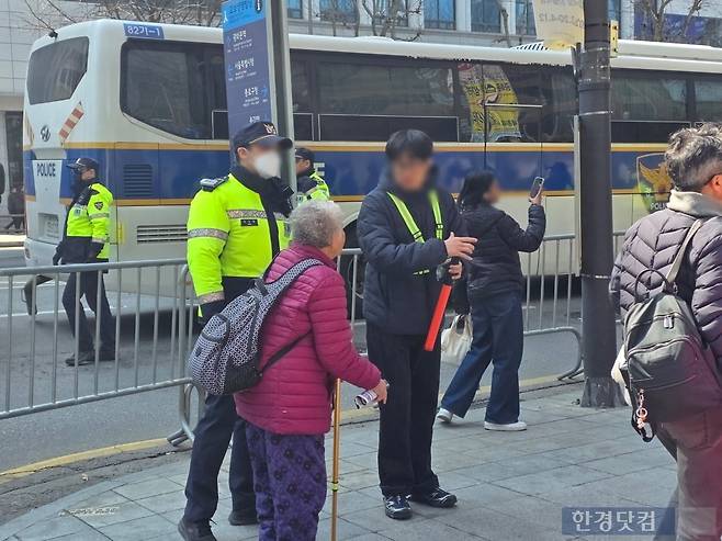 한 시민이 진행요원에게 길을 묻고 있는 모습 /사진=이정우 기자