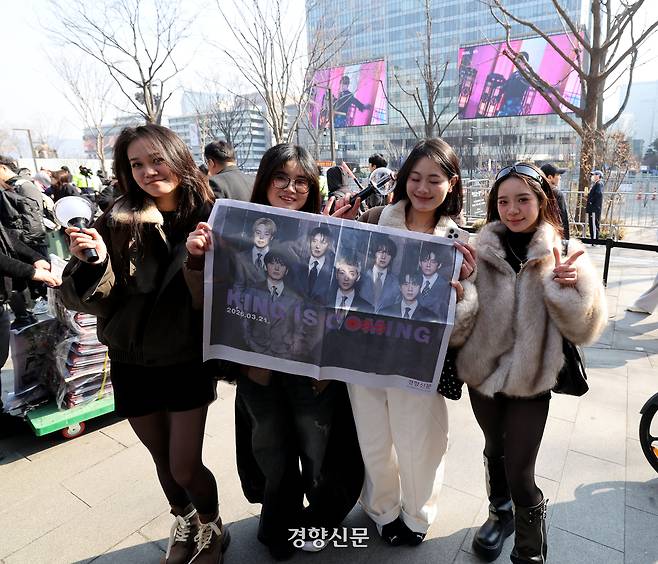방탄소년단(BTS)의 컴백 공연을 보기 위해 한국은 찾은 베트남 팬들이 21일 서울광장에서 경향신문이 특별판으로 제작한 ‘BTS 굿즈’를 들고 포즈를 취하고 있다. 강윤중 기자