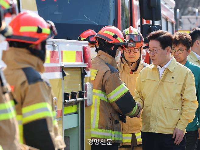이재명 대통령이 21일 대형 화재로 인명피해가 발생한 대전 대덕구 자동차 부품 제조 공장을 찾아 피해 상황을 살피고 있다. 문재원 기자