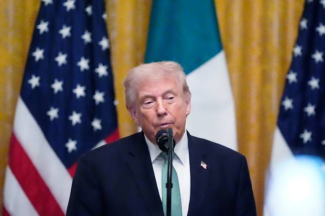 트럼프 미국 대통령은 20일 트루스소셜에 글을 올리며 "군사적 노력을 점차 축소하는 방안을 검토하고 있다"고 밝혔다. AP연합