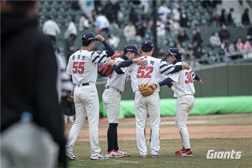 기뻐하는 롯데 선수들 / 사진=롯데자이언츠 제공