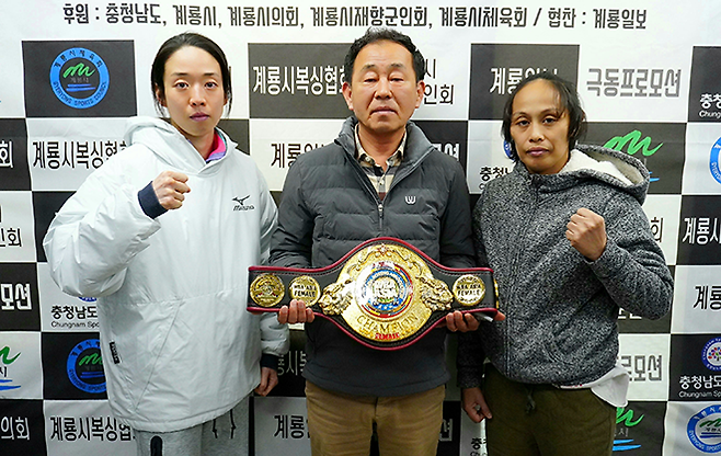 순천향대학교 부속 천안병원 소아청소년과 의사 서려경이 2026년 3월 계룡일보에서 세계복싱협회 여자미니멈급 아시아 챔피언결정전 계체 통과 후 몸무게를 초과한 노르즈 구로와 함께 촬영하고 있다. 가운데는 사단법인 한국복싱커미션 권기택 대전충남지회장. 사진=KBM