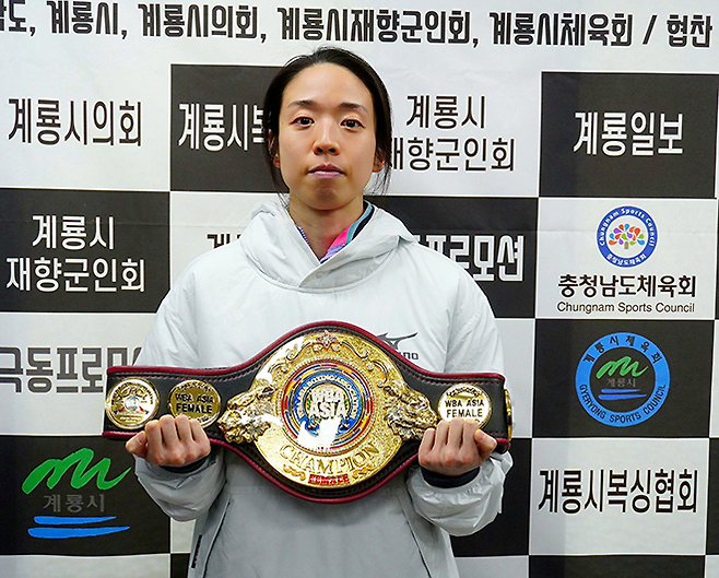 순천향대학교 부속 천안병원 소아청소년과 의사 서려경이 2026년 3월 사단법인 한국복싱커미션 대전충남지회를 겸하는 계룡일보에서 세계복싱협회 여자미니멈급 아시아 챔피언결정전 계체를 통과한 후 기념 촬영을 하고 있다. 사진=KBM