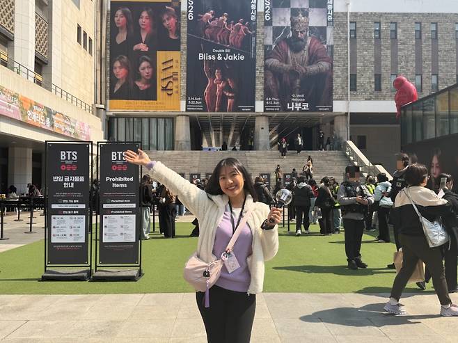 21일 오전 서울 종로구 세종대로 인근에 마련된 본인 확인 공간에서 마리 조이 파딜라(31)씨가 방탄소년단(BTS) 공식 응원봉을 들고 포즈를 취하고 있다./사진=민수정 기자.