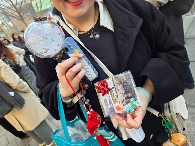 21일 오전 서울 종로구 광화문 광장에서 만난 터키 국적 아미 큐브라씨가 자신이 손수 만든 굿즈를 보이고 있다./사진=김서현 기자.