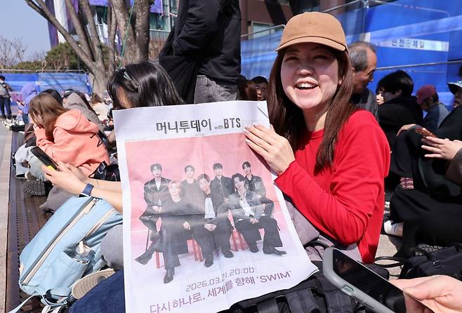 방탄소년단(BTS) 컴백 공연일인 21일 오전 서울 광화문광장 인근에서 BTS 관련 호외를 든 외국인 관광객이 미소 짓고 있다. /사진=뉴스1.