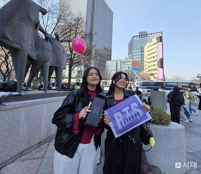 BTS의 무대를 두 눈으로 보기 위해 경기 수원에서 왔다는 인도 국적 교환학생 슈루티(22) 씨는 "아침부터 심장이 뛰어 가만히 있을 수가 없었다"며 "BTS 때문에 한국에서 공부하게 됐다"고 방긋 웃었다. /사진=김성아 기자