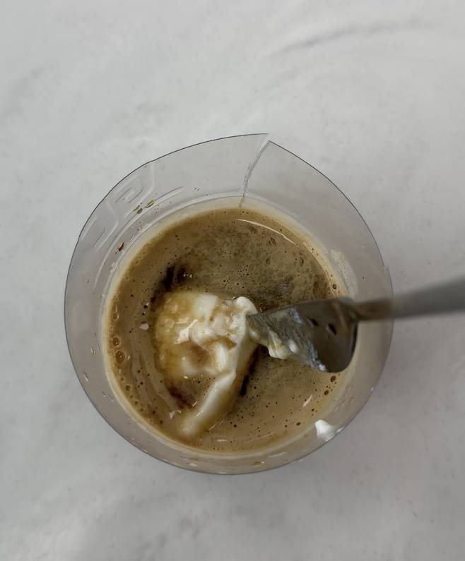 팔벌려뛰기 끝에 완성된 버터로 만든 커피.