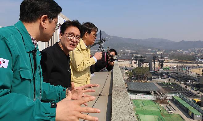 김민석 국무총리가 21일 서울 종로구 세종문화회관에 마련된 BTS 행사 지원 서울시 통합현장본부를 찾아 공연 안전관리 대책과 계획을 점검한 뒤 공연장을 살펴보고 있다. 연합뉴스