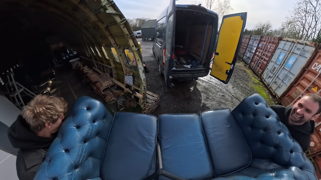 빌링스가 보잉 737-500 항공기를 개조하기 위해 소파를 이동하는 모습. 빌링스 유튜브 캡처