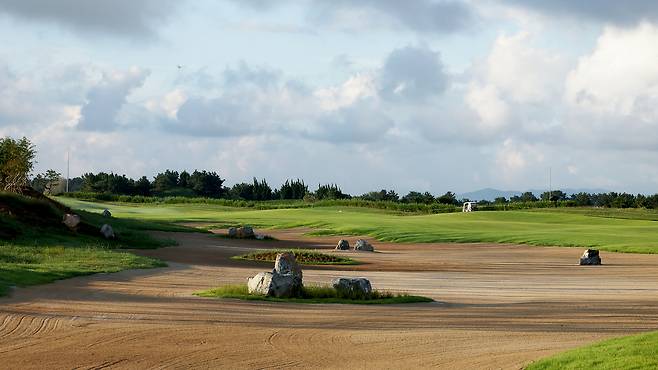 토너먼트 코스 10번 홀에 길게 늘어선 페어웨이 벙커. 사진 제공=군산CC