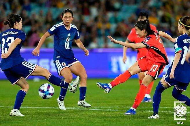 강채림(가운데)이 18일 호주 시드니의 스타디움 오스트레일리아에서 열린 2026 아시아축구연맹(AFC) 여자 아시안컵 준결승 일본과의 경기에서 골을 넣고 있다. 사진 제공=대한축구협회