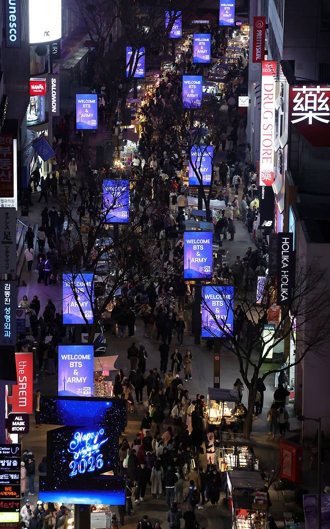 방탄소년단(BTS)의 컴백 공연을 이틀 앞둔 3월 19일 오후 서울 중구 명동 거리에서 BTS와 팬클럽 아미를 환영하는 메시지 영상이 미디어 폴을 통해 송출되고 있다. 뉴시스
