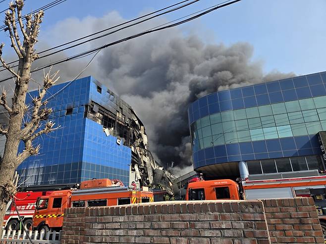 20일 오후 1시17분께 대전 대덕구 문평동 한 자동차부품 제조 공장에서 불이 나 소방 당국이 진화작업을 벌이고 있다. 사진은 화재로 무너지는 공장 건물 ⓒ연합뉴스