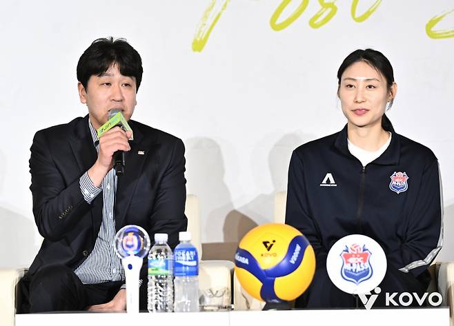 20일 서울 강남구 호텔 리베라 청담에서 열린 진에어 2025~2026 V-리그 포스트시즌 미디어데이에 참석한 한국도로공사 배유나(오른쪽)와 김종민 감독. /사진=한국배구연맹 제공