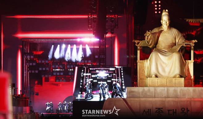 그룹 방탄소년단이 21일 서울 종로구 광화문 광장에서 컴백 공연을 하고 있다. /2026.03.21 /사진=김휘선 hwijpg@