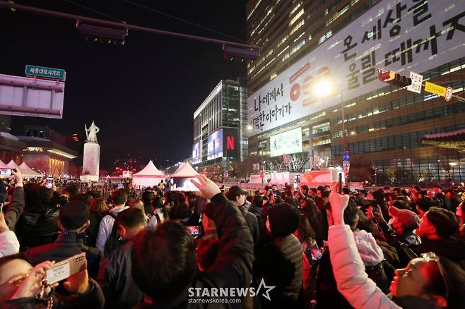 방탄소년단(BTS) 컴백 공연 당일인 21일 팬들과 시민들이 서울 종로구 광화문 광장에 마련된 공연장 인근을 지나고 있다. /2026.03.21 /사진=김휘선 hwijpg@