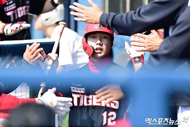 21일 오후 서울 송파구 잠실야구장에서 열린 '2026 신한 SOL Bank KBO리그 시범경기' KIA 타이거즈와 두산 베어스의 경기, 3회초 무사 1,2루 KIA 정현창이 두산 선발투수 최승용 상대로 스리런 홈런을 때려낸 뒤 더그아웃서 동료들과 하이파이브를 나누고 있다. 잠실, 박지영 기자