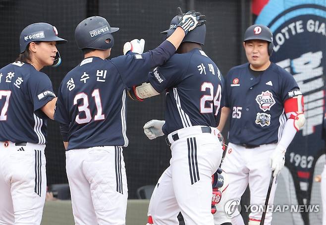 카메론 3점포 (부산=연합뉴스) 강선배 기자 = 19일 부산 사직야구장에서 열린 프로야구 두산 베어스와 롯데 자이언츠의 시범경기. 5회 초 1사 2, 3루에서 두산 카메론이 좌중월 3점 홈런을 치고 홈에서 동료들의 환영받고 있다. 2026.3.19 sbkang@yna.co.kr