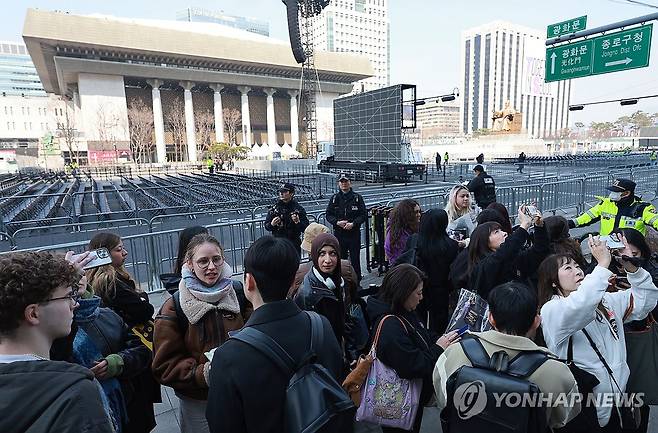 이른 아침부터 BTS 공연 기다리는 아미 (서울=연합뉴스) 한종찬 기자 = 그룹 방탄소년단(BTS)이 정규 5집 '아리랑'(ARIRANG) 발매를 기념해 무료 공연 'BTS 컴백 라이브: 아리랑'(BTS THE COMEBACK LIVE|ARIRANG)을 여는 21일 서울 광화문 광장에서 '아미'(BTS 팬덤)들이 공연을 기다리고 있다. 2026.3.21 saba@yna.co.kr
