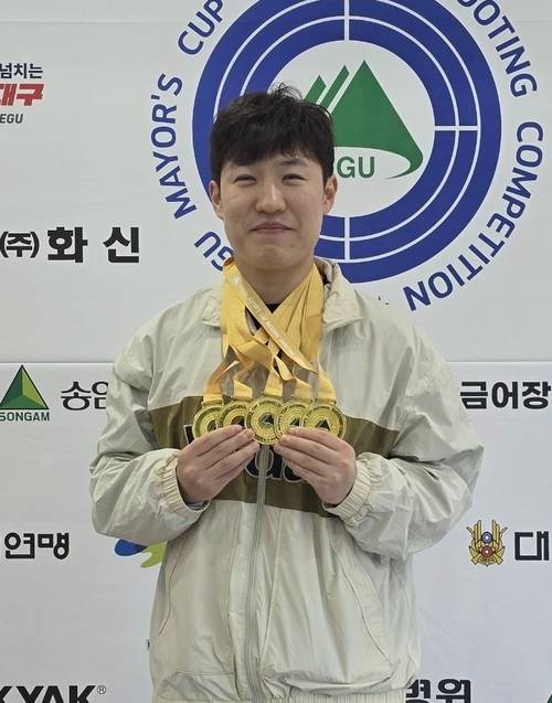 제9회 대구광역시장배 전국사격대회 남일반부에서 5관왕을 차지한 조영재가 기념촬영을 하고 있다. /경기도청 사격팀 제공