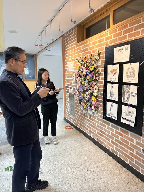 창의고 학생이 직접 작품 해설을 하고 있다. /창의고 제공