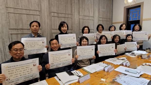 광주·전남 학교 관계자들이 ‘2026년 굿네이버스 희망편지쓰기대회’에 참여한 뒤 환하게 웃고있다.
<굿네이버스 호남권역본부 제공>