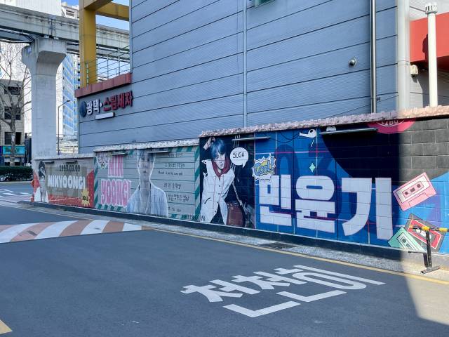 대구 남구 물베기거리에 그려진 BTS 멤버 슈가 벽화. 이곳과 인접한 중구 남산동은 슈가의 작업실이 있었던 곳으로 알려져있다. 이연정 기자