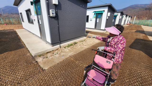 19일 오전 안동시 길안면 현하리 한 이재민 임시컨테이너 주택단지에서 만난 구순의 박 모 할머니. 손병현 기자