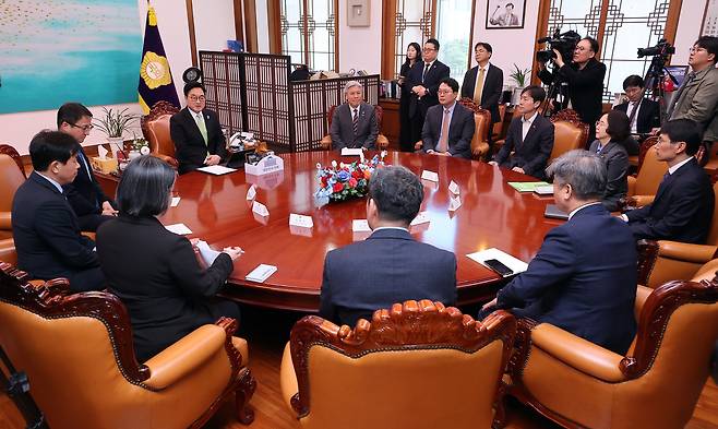 우원식 국회의장이 19일 국회의장실에서 원내 6개 정당 원내대표(기본소득당 용혜인, 진보당 윤종오, 더불어민주당 한병도, 조국혁신당 서왕진, 개혁신당 천하람, 사회민주당 한창민 원내대표)와 개헌논의를 위한 회동을 하고 있다. 국민의힘은 불참했다. /연합뉴스