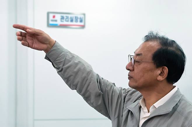 이정현 국민의힘 공천관리위원장이 22일 서울 영등포구 여의도 중앙당사에서 대구시장 후보와 관련해 브리핑하기 위해 단상으로 향하며 단상에 함께 오를 공관위원을 부르고 있다. 연합뉴스