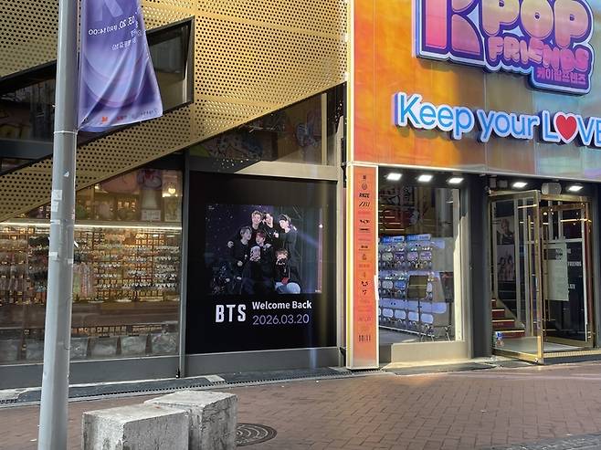 ▲지난 20일 방문한 서울 명동거리 한 매장 외벽에 그룹 방탄소년단(BTS) 컴백을 축하하는 기념 장식이 걸려 있다. 사진=조하니 기자