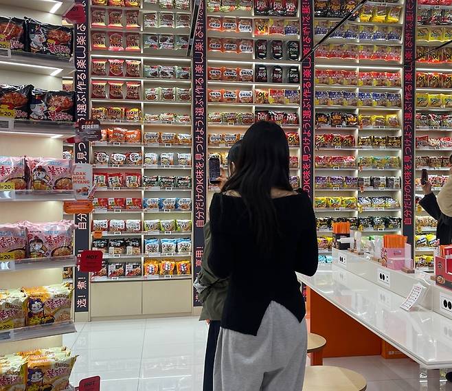 ▲명동역 1번출구 근처에서 운영 중인 이마트24의 'K-푸드랩 명동점' 2층 라면 아카이브 내부 전경. 사진=조하니 기자