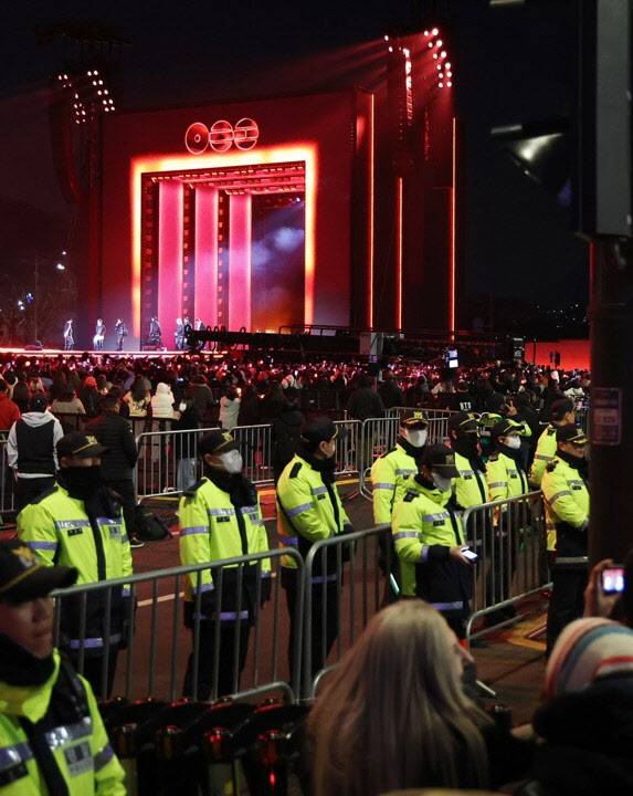 경찰이 21일 방탄소년단 컴백 공연이 열린 서울 광화문 일대의 인파를 관리하고 있는 모습. (사진=연합뉴스)