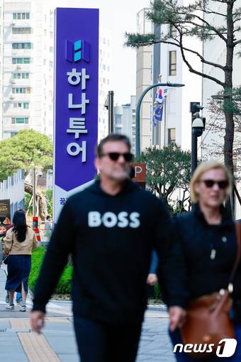 서울 종로구 하나투어 본사 앞을 외국인 관광객들이 지나가고 있다. 2024.4.9 ⓒ 뉴스1 안은나 기자