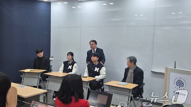 (왼쪽부터) 김유빈 명지대학교 반도체공학부 교수, 김연수 학생, 정재훈 학생, 윤주병 교수가 3월18일 인터뷰에 참여하고 있는 모습.