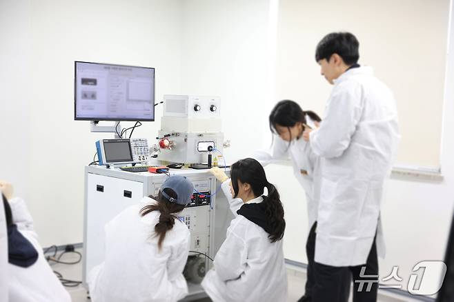 명지대 반도체공학부 학생들이 실습을 진행하고 있다. (교육부 제공)